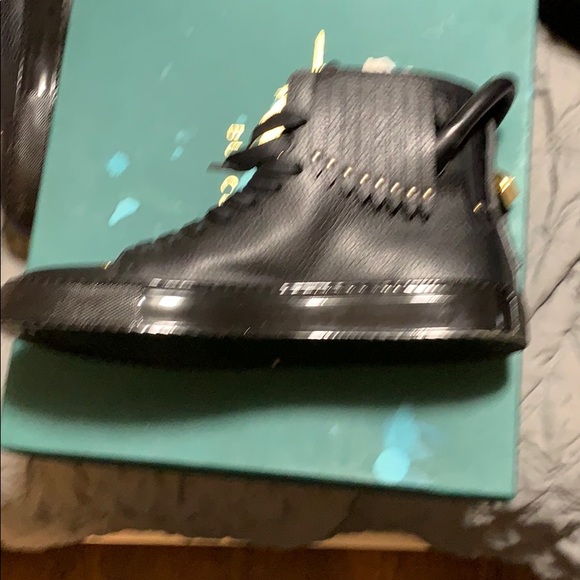 Shoes - Picture 5 of 8